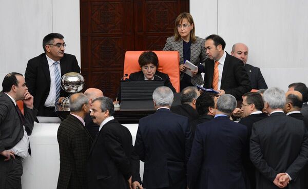 TBMM Genel Kurulu'nda dört eski bakan hakkında yapılan 'Yüce Divan' oylaması sonrasında bazı milletvekilleri başkanlık divanına itiraz etti.  - Sputnik Türkiye