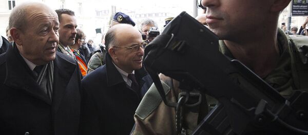 Fransa Savunma Bakanı Jean-Yves Le Drian ile İçişleri Bakanı Bernard Cazeneuve - Sputnik Türkiye