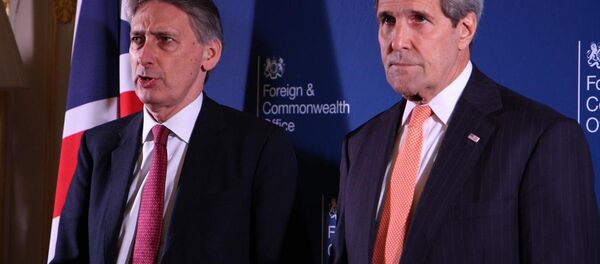 İngiltere Dışişleri Bakanı Philip Hammond  ile ABD Dışişleri Bakanı mevkidaşı John Kerry - Sputnik Türkiye