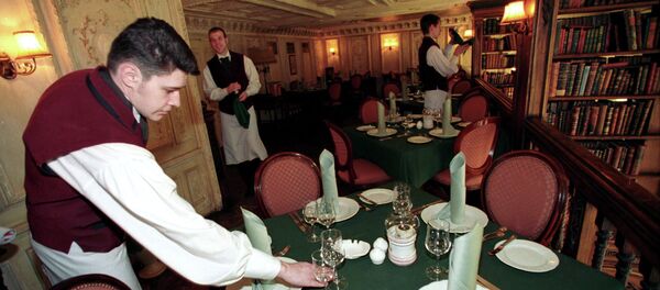 Moskovadaki lokantada garson - Sputnik Türkiye