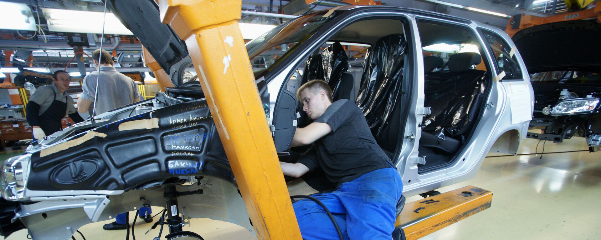 Tolyatti şehrinde AvtoVAZ fabrikası - Sputnik Türkiye, 1920, 19.04.2025