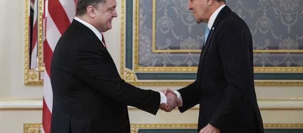 Pyotr Poroshenko ve John Kerry - Sputnik Türkiye