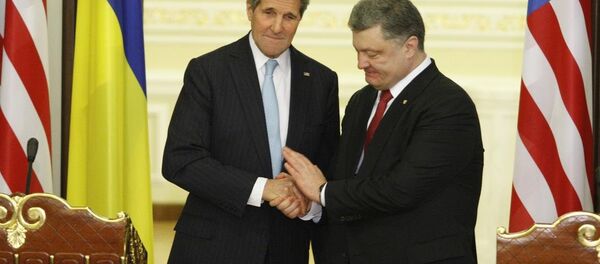 Pyotr Poroshenko ve John Kerry - Sputnik Türkiye
