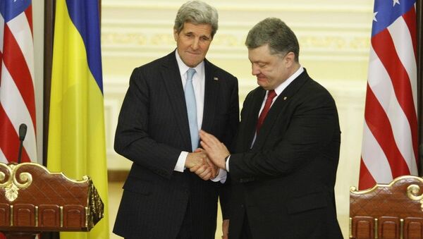 Pyotr Poroshenko ve John Kerry - Sputnik Türkiye