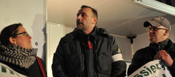 PEGIDA hareketinin kurucusu Lutz Bachmann, hareketten istifası sonrası ilk defa PEGIDA gösterisine katıldı. - Sputnik Türkiye