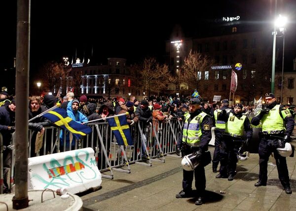 İsveç’in güney kenti Malmö’de en az 3 bin kişi, İslam ve göçmen karşıtı PEGIDA hareketini protesto etti. - Sputnik Türkiye