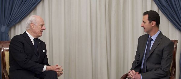 Suriye Devlet Başkanı Beşar Esad ve Birleşmiş Milletler (BM) Suriye özel temsilcisi Staffan de Mistura - Sputnik Türkiye
