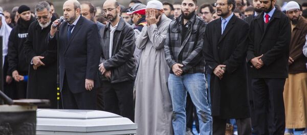 Müslüman gençler toprağa verildi - Sputnik Türkiye