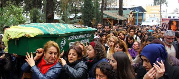 Yakılarak öldürülen Özgecan'ın tabutunu kadınlar taşıdı - Sputnik Türkiye