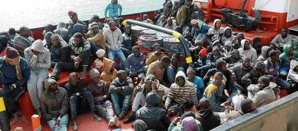Akdeniz'de yakalanan kaçak göçmenler - Sputnik Türkiye