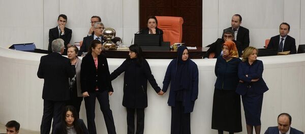 TBMM'de kadın vekiller el ele tutuşarak kavgayı engelledi - Sputnik Türkiye