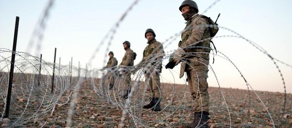 Süleyman Şahın naaşının nakledileceği Suriye Eşmesinde bir bölge kontrol altına alınarak Türk Bayrağı göndere çekildi. Bayrağın dikildiği alan çevresine tel örgü çekildi. - Sputnik Türkiye
