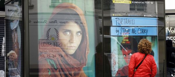 Fotoğrafçı Steve McCurry tarafından 1985 yılında çekilen ve National Geopraphic dergisine kapak olan ünlü 'Afgan kızı' Şerbet Gula - Sputnik Türkiye