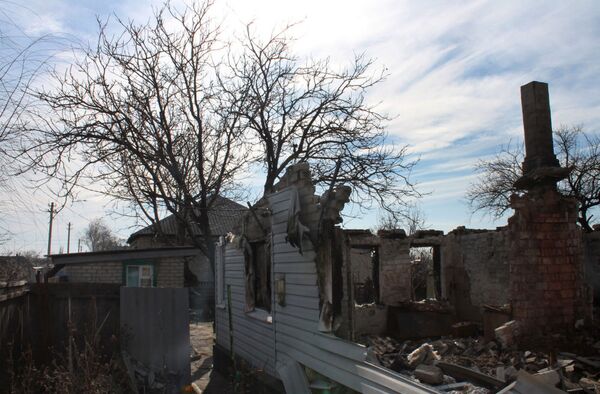 Debaltsevo'da yıkılmış bir ev - Sputnik Türkiye