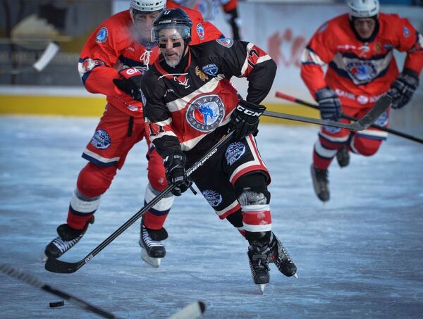 'Ulusal Hokey Ligi (NHL) Alanı Baykal' HokeyFestivali'nde Trois-Rivières Takımı oyuncusu Jean-Luc Bellemare - Sputnik Türkiye