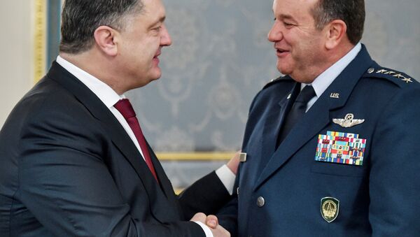 NATO Avrupa Müttefik Kuvvetleri Yüksek Komutanı Amerikalı General Philip Breedlove ve Ukrayna Devlet Başkanı Pyotr Poroşenko - Sputnik Türkiye