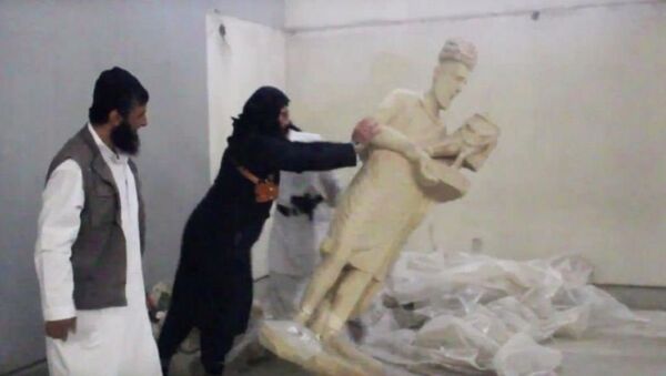 IŞİD Musul'da binlerce yıllık antik heykelleri yıktı - Sputnik Türkiye