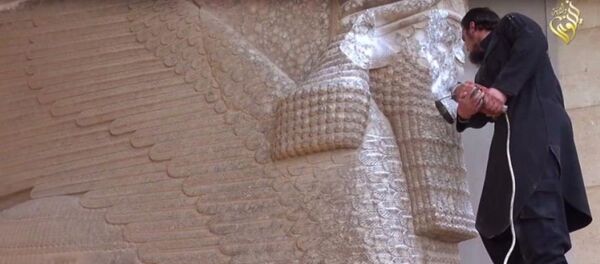 IŞİD, militanların, antik heykelleri parçaladığını gösteren görüntüleri sosyal medya aracılığıyla yayımladı. - Sputnik Türkiye