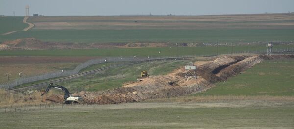 Türkiye-Suriye sınırında hendek çalışması - Sputnik Türkiye