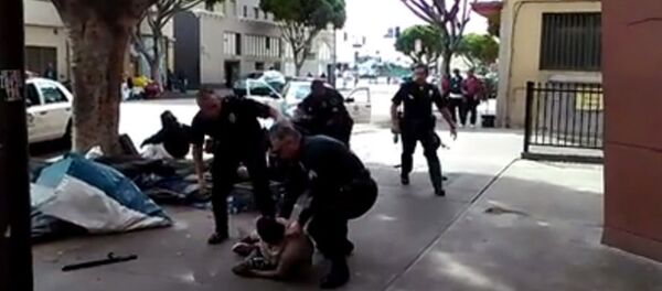 ABD'nin Los Angeles kentinde polis, bir evsizi yaşadığı arbedenin ardından sokak ortasında vurarak öldürdü. - Sputnik Türkiye