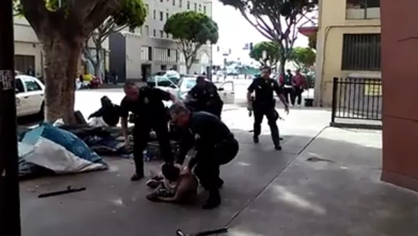 ABD'nin Los Angeles kentinde polis, bir evsizi yaşadığı arbedenin ardından sokak ortasında vurarak öldürdü. - Sputnik Türkiye