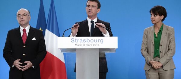 İçişleri Bakanı Bernaud Cazeneuve- Başbakan Manuel Valls- Eğitim Bakanı Najat Vallaud- Belkacem İçişleri Bakanı Bernaud Cazeneuve- Başbakan Manuel Valls- Eğitim Bakanı Najat Vallaud- Belkacem - Sputnik Türkiye