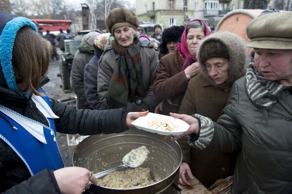 Debaltsevo şehrinin Lenin Meydanı'nda sıcak yemek dağıtılıyor - Sputnik Türkiye