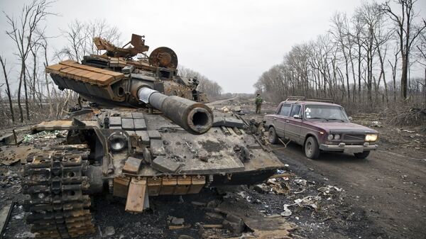 Debaltsevo şehrinin kenarında devre dışı bırakılmış tank - Sputnik Türkiye