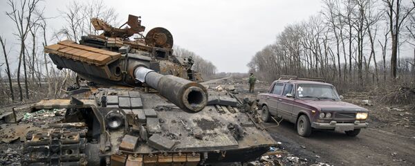 Debaltsevo şehrinin kenarında devre dışı bırakılmış tank - Sputnik Türkiye