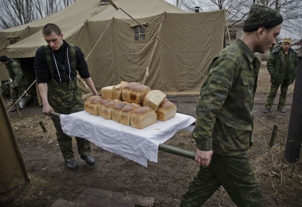 Rus yanlısı ayrılıkçılar Lugansk bölgesi sakinleri için pişirilen ekmekler taşıyorlar - Sputnik Türkiye