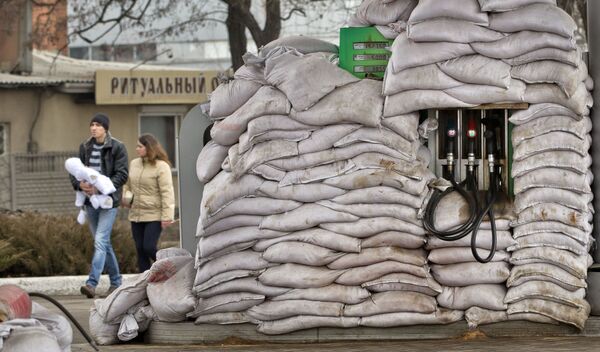 Donetsk'te benzin istasyonlarını olası  saldırılardan koruyan kum dolu çuvallar - Sputnik Türkiye
