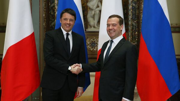İtalya Başbakanı Matteo Renzi- Rusya Başbakanı Dmitriy Medvedev - Sputnik Türkiye