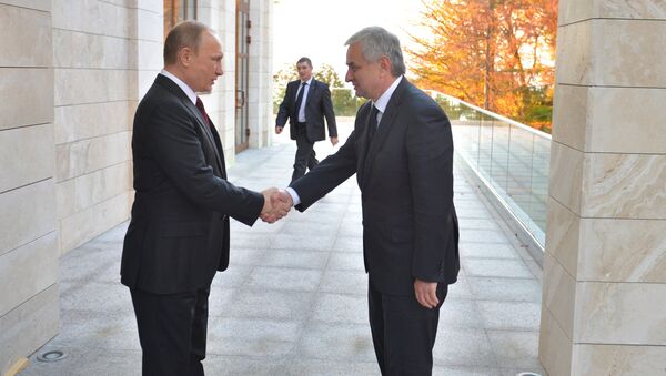 Rusya Devlet Başkanı Vladimir Putin ile Abhazya Cumhuriyeti Cumhurbaşkanı Raul Hacimba - Sputnik Türkiye