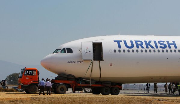 Komşu ülke Hindistan'dan yardım alan görevlilerin, Airbus 330 tipi dev uçağı ilkel yollarla bir TIR'a yüklemeye çalışması fotoğraflara yansıdı. - Sputnik Türkiye