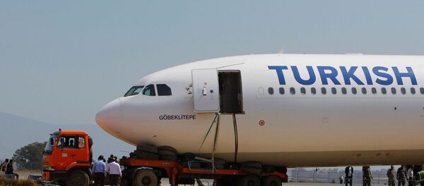 Komşu ülke Hindistan'dan yardım alan görevlilerin, Airbus 330 tipi dev uçağı ilkel yollarla bir TIR'a yüklemeye çalışması fotoğraflara yansıdı. Komşu ülke Hindistan'dan yardım alan görevlilerin, Airbus 330 tipi dev uçağı ilkel yollarla bir TIR'a yüklemeye çalışması fotoğraflara yansıdı. - Sputnik Türkiye