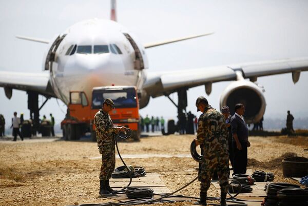 Nepal'in uluslararası uçuşlara açık tek havalimanı olan Tribhuwan'dan kaldırılamaması, hava ulaşımını da etkiledi. 4 gündür uçuşlara kapalı olan liman, kazanın dördüncü gününde uçuşlara açılabildi. - Sputnik Türkiye