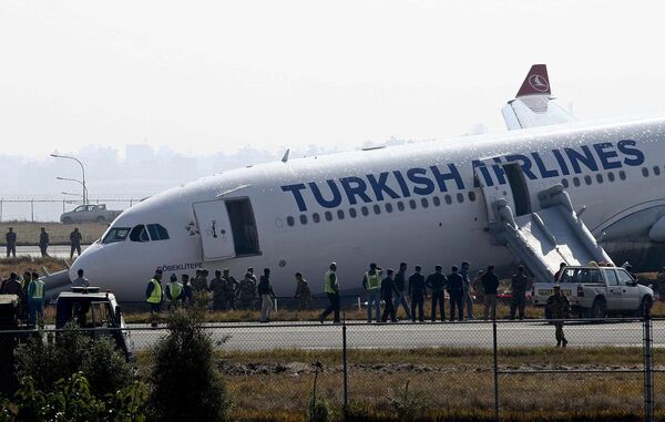 Türk Hava Yolları'nın Airbus A330 tipi TC-JOC kuyruk tescilli TK-726 sefer sayılı İstanbul-Katmandu seferini yapan yolcu uçağı iniş esnasında pistten çıkmış, kazada 1 yolcu yaralanmıştı. - Sputnik Türkiye
