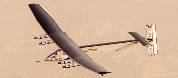 Güneş enerjisiyle çalışan Solar Impulse 2 uçağının Abu Dabi semalarında test uçuşu - Sputnik Türkiye