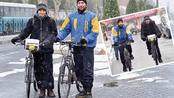 Filiz ve Rüzgar, ulaşım şekli olarak fosil yakıt tüketmediği için bisikleti tercih ediyor. - Sputnik Türkiye
