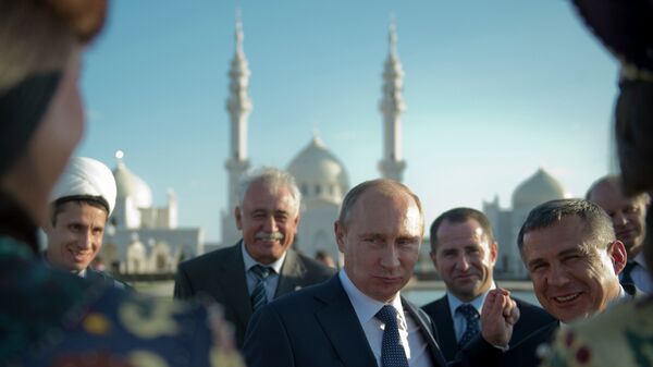Ruysa Devlet Başkanı Vladimir Putin, Tataristan'daki Beyaz Cami'yi ziyaret etti. - Sputnik Türkiye