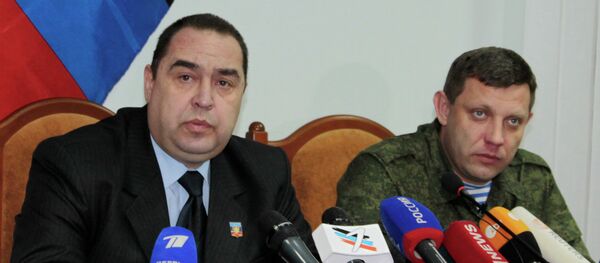 Lugansk Cumhurbaşkanı İgor Plotnitskiy (solda) ve Donetsk Cumhurbaşkanı Aleksandr Zaharçenko ortak bir açıklama yayımladı. - Sputnik Türkiye