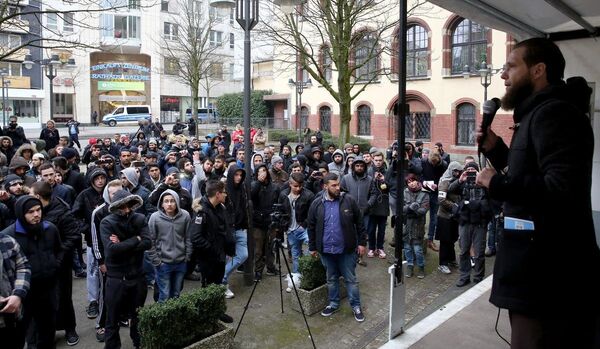 Almanya’nın Wuppertal kentinde Selefiler, inançları sebebiyle tutuklanan Müslümanlar için dayanışma gösterisi düzenledi. - Sputnik Türkiye