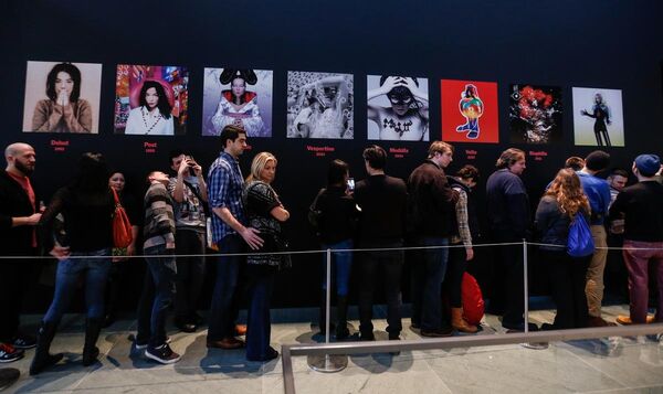 Björk'ün MoMA'daki sergisini görebilmek için New Yorklu sanatseverler müze önünde oluşan uzun kuyrukta bekliyor. - Sputnik Türkiye