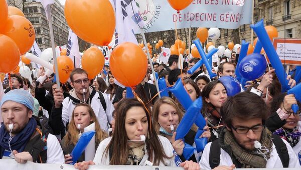 Paris'te sağlık reformuna tepki  yürüyüşü - Sputnik Türkiye