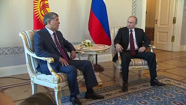 Rusya Devlet Başkanı Vladimir Putin -  Kırgızistan Devlet Başkanı Almazbek Atambayev - Sputnik Türkiye