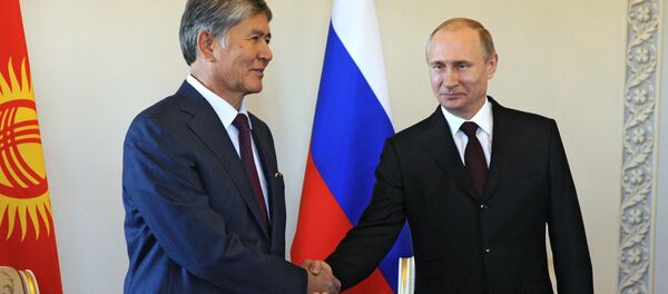 Rusya Devlet Başkanı Vladimir Putin - Kırgızistan Devlet Başkanı Almazbek Atambayev - Sputnik Türkiye