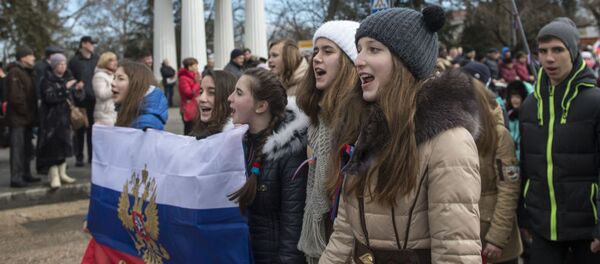 Sivastopol’de Kırım Baharı’nın yıldönümü nedeniyle düzenlenen kutlamalara katılan vatandaşlar - Sputnik Türkiye