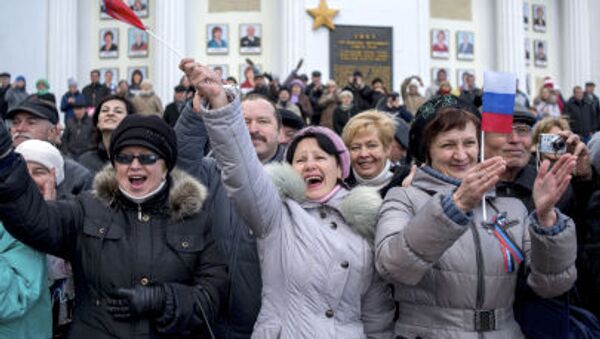 Sivastopol’de Kırım Baharı’nın yıldönümü nedeniyle düzenlenen kutlamalara katılan vatandaşlar. - Sputnik Türkiye