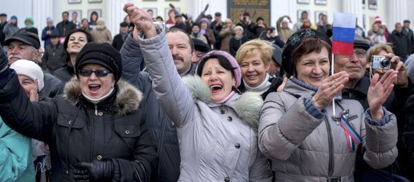 Sivastopol’de Kırım Baharı’nın yıldönümü nedeniyle düzenlenen kutlamalara katılan vatandaşlar. - Sputnik Türkiye