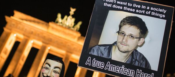 Almanya'nın başkenti Berlin'deki tarihi Brandenburg Kapısı'nda, Snowden'a destek gösterileri düzenlenmişti. - Sputnik Türkiye